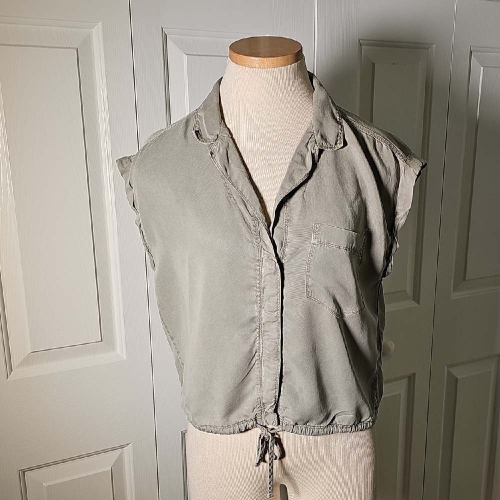 Casual Sleeveless‎ Button-Up Top. Abercrombie & Fitch. Meduim